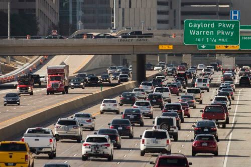 AAA estima a 8.4 milliones de Texanos viajando en carretera durante esta temporada navideña....