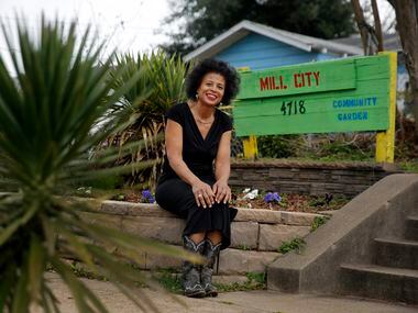 Desde que voltou para South Dallas, Alendra Lyons tem trabalhado para melhorar e limpar a área de Mill City, incluindo a horta comunitária ao lado de sua casa, na quarta-feira, 15 de janeiro de 2020. (Tom Fox / The Dallas Morning News)