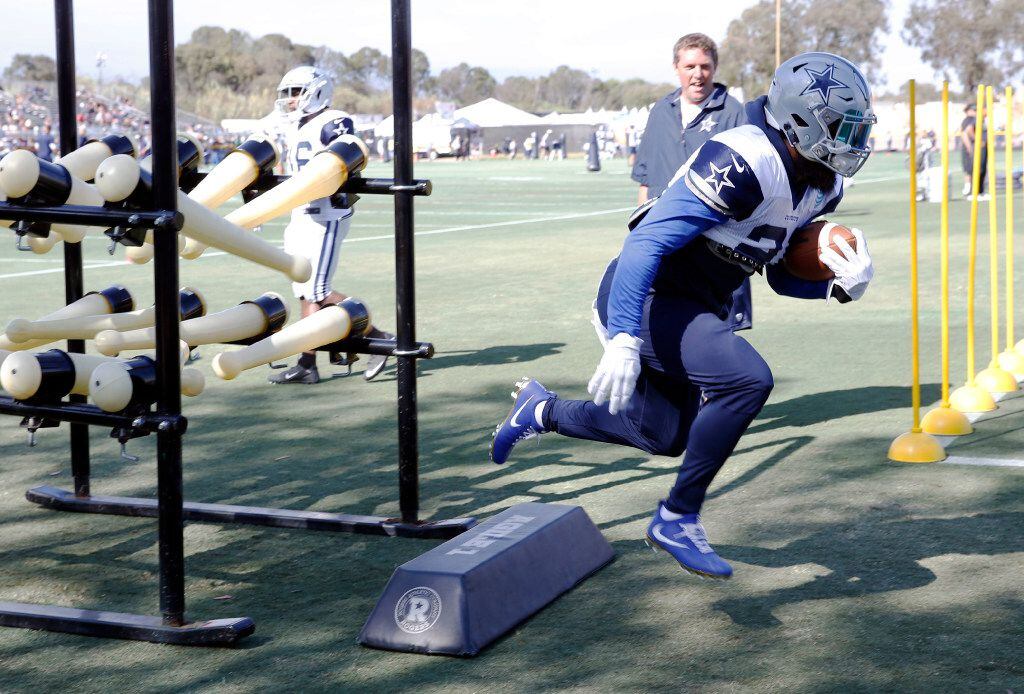 Dallas Cowboys running back Ezekiel Elliott (21) runs through a drill during the afternoon practice at training camp in Oxnard, California on Tuesday, August 15, 2017. (Vernon Bryant/The Dallas Morning News)