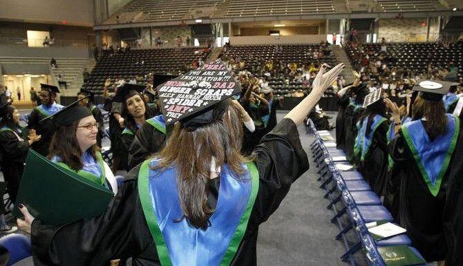 Miles de estudiantes universitarios del Norte de Texas participarán en ceremonias de...