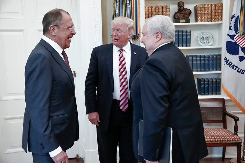 El presidente Donald trump se reunió con el canciller Sergey Lavrov, y el embajador de Rusia...