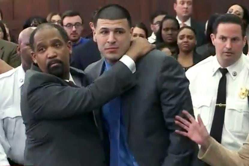 Aaron Hernández junto a su abogado Ronald Sullivan. / AP
