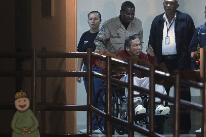 El exdictador Manuel Noriega saliendo de la prisión Renacer en 2011. Noriega se recupera de...