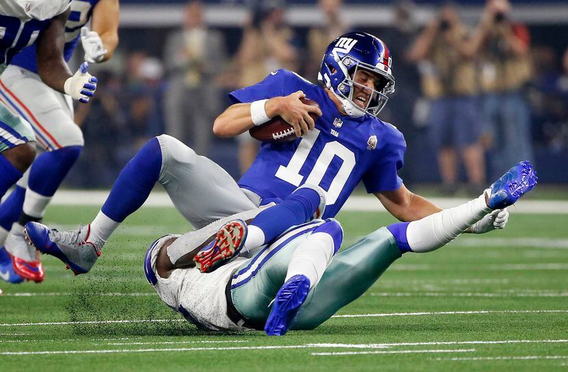 El quarterback de los Giants Eli Manning (10) fue capturado en tres ocasiones en la primera...