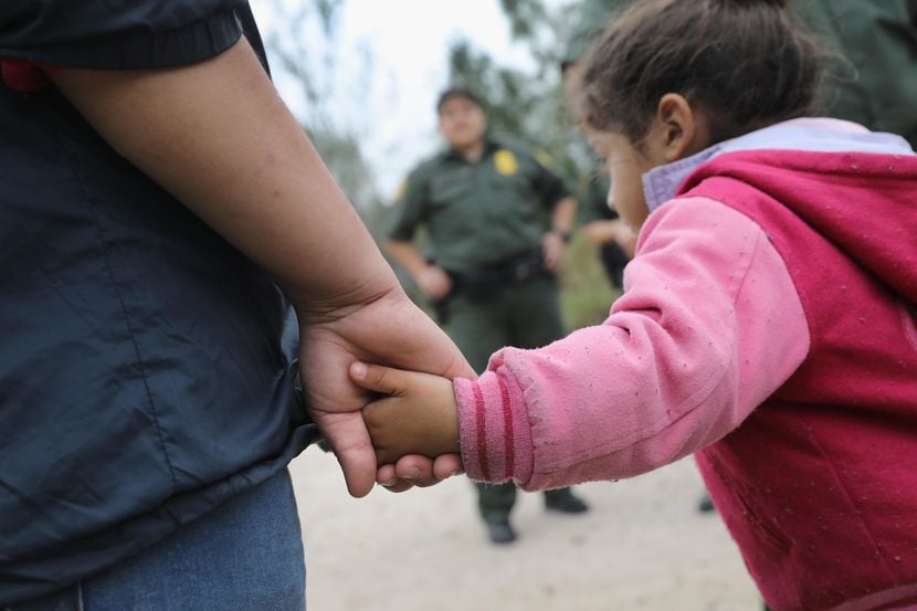 Una madres y su hija son arrestado en el sector de McAllen al sur de Texas, en la frontera...