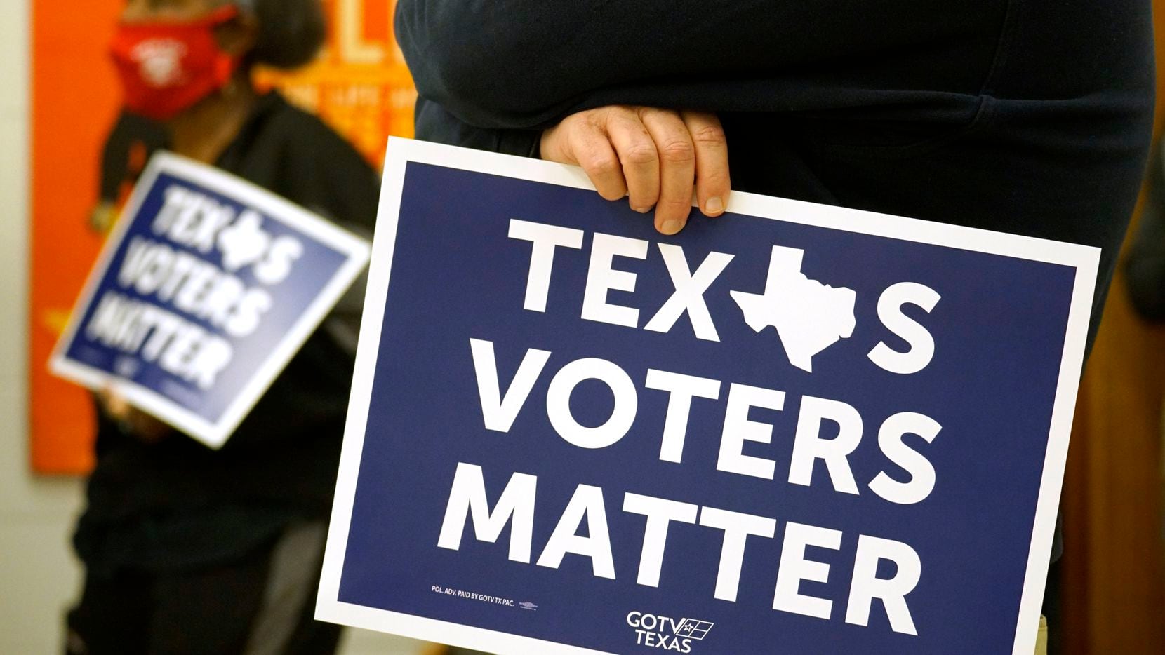 Una persona sostiene un cartel en favor de los derechos de los votantes en Texas, el 24 de...