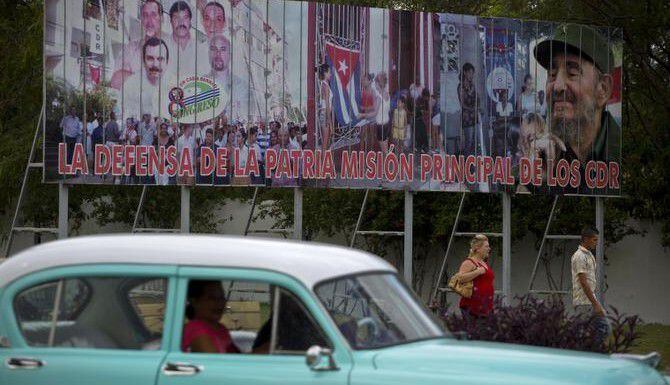 Un auto clásico recorre las calles de La Habana frente a un panorámico sobre Cinco agentes...