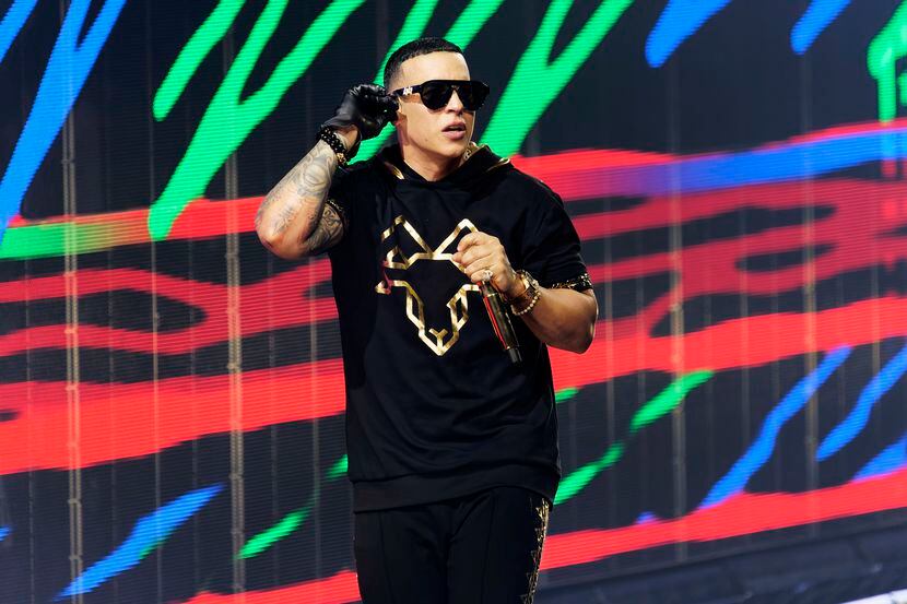 Daddy Yankee durante un concierto de su gira de despedida "La última vuelta" en la Arena...