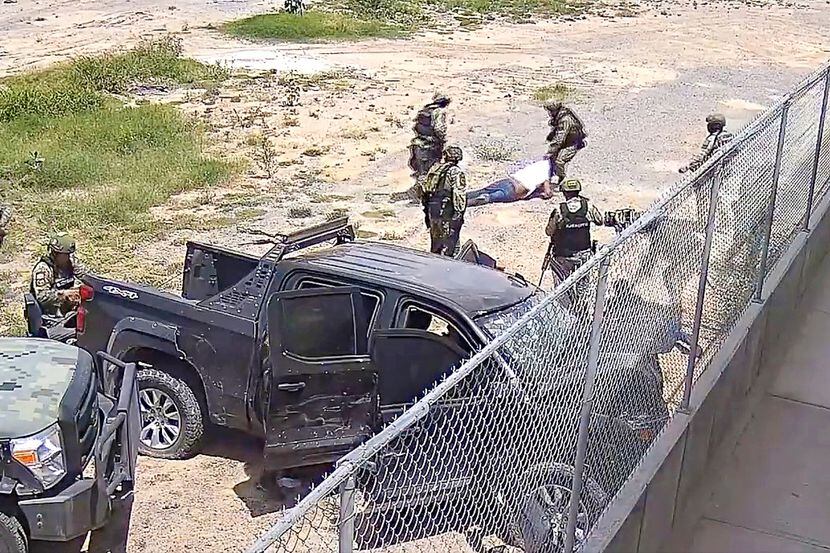 Un presunto ataque a militares en Nuevo Laredo, que dejó cinco delincuentes abatidos,...