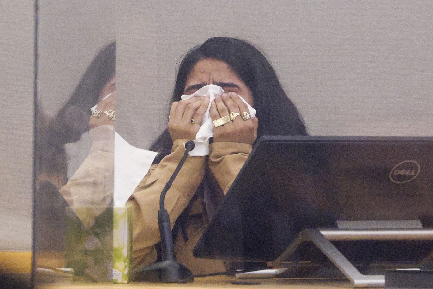 Yatziry Jaramillo, hija de Jaime Jaramillo, se seca las lágrimas mientras testifica durante...