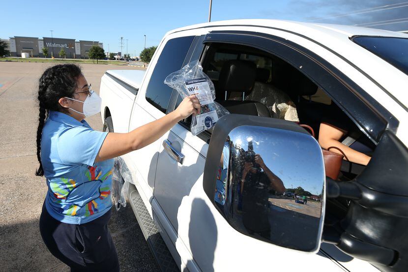 Vanessa Rodríguez of Dallas County Counts distributes census kits to residents of Grand...