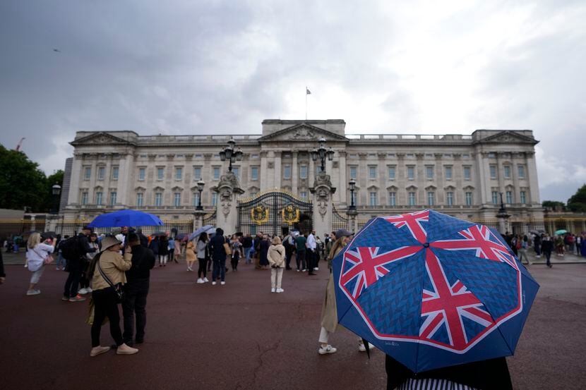 Gente se reúne frente al Palacio de Buckingham en Londres tras la muerte de la Reina Isabel...