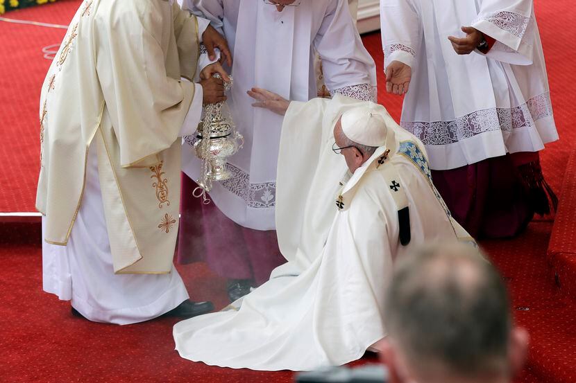 El papa Francisco es ayudado a levantarse luego de caer en Czestochowa, Polonia, durante un...