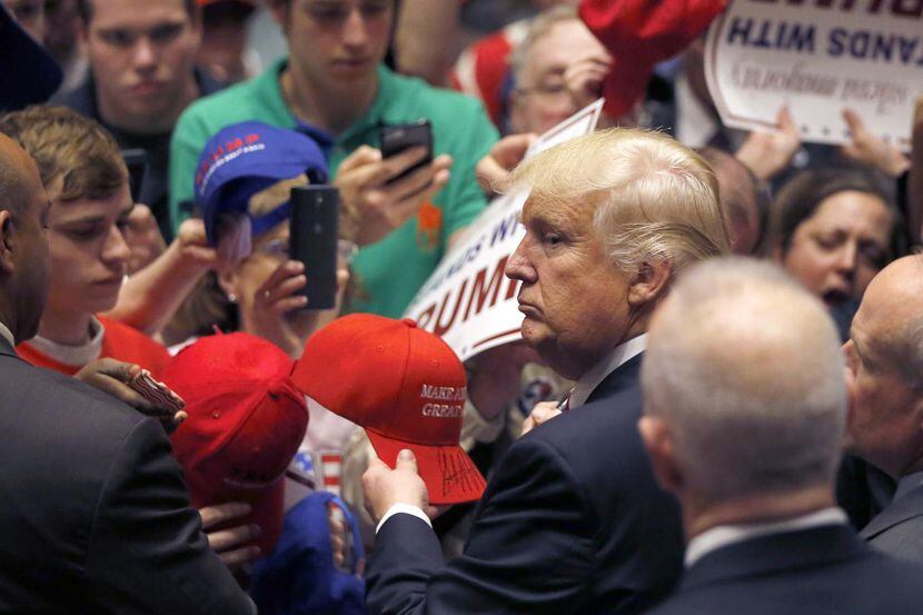 El candidato republicano Donald Trump rodeado por sus simpatizantes, en Indiana.(AP)

