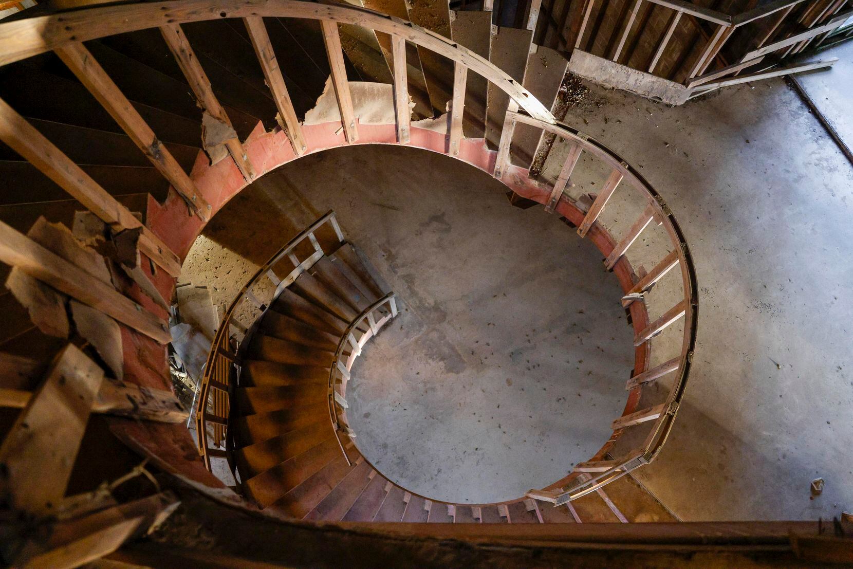 Una escalera en espiral lleva del primero al tercer piso en Bella Mansions en Sanger, Texas,...