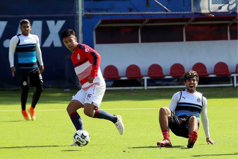 El técnico de las Chivas, Matías Almeyda, incluyó este miércoles en el entrenamiento del...