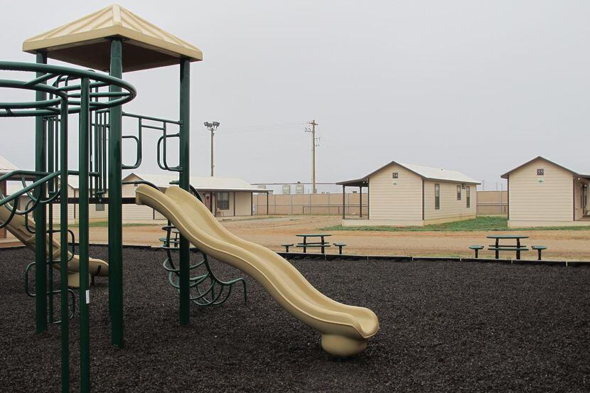 El centro de detención en Dilley, Texas, es uno de los centros incluidos en la orden que...