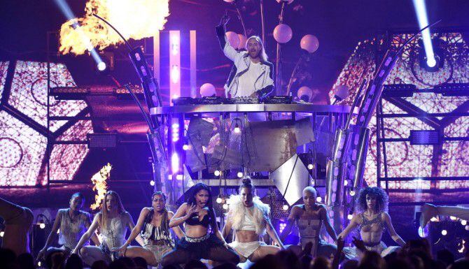 Nicky Minaj (centro) y David Guetta interpretan “Hey Mama”, el himno de discoteca para el...