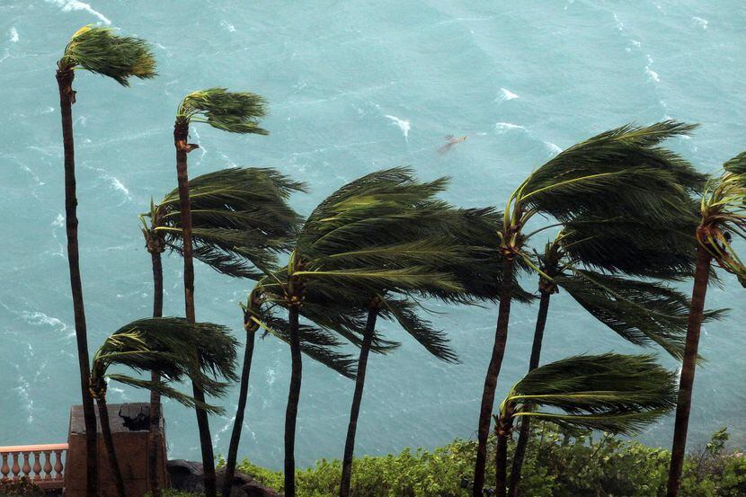 Fuertes vientos del Huracán Matthew azotaron las islas del caribe antes de dirigirse a la...