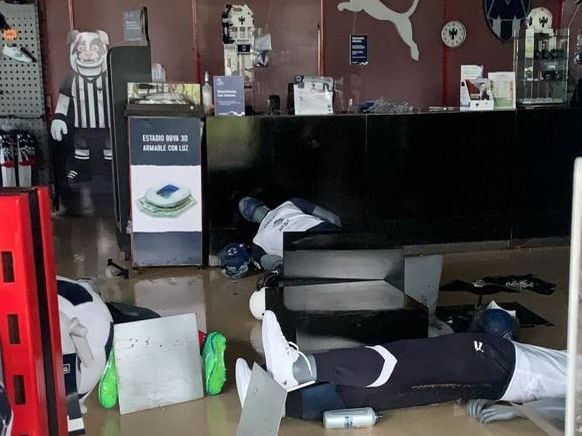Destrozos dentro de la tienda oficial de Rayados de Monterrey causados por el huracán Hanna...