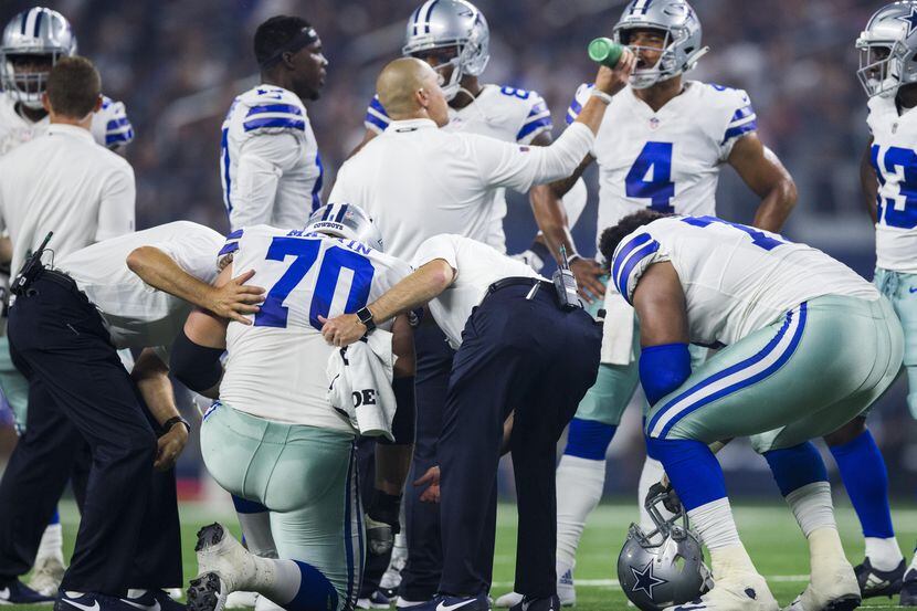 El guardia ofensivo de los Cowboys, Zack Martin (70), sufrió una lesión menor en la rodilla...