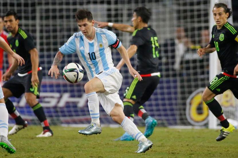 Lionel Messi (10) se perderá el arranquue de la eliminatoria sudamericana con la selección...