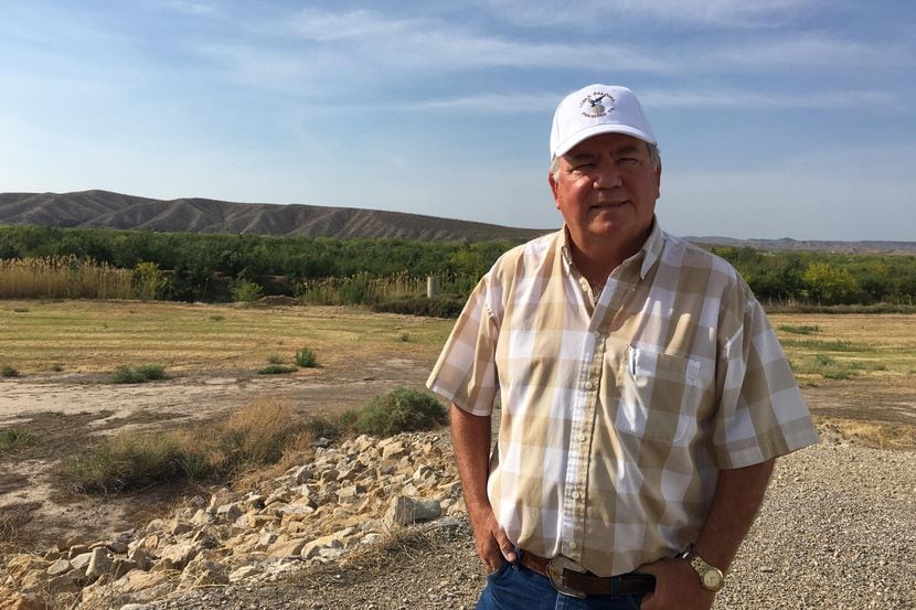 Terry Bishop, un granjero y residente de Presidio, Texas, pueblo fronterizo con Ojinaga,...