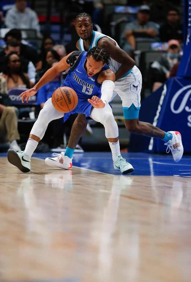 Dallas Mavericks guard Jalen Brunson (13) battles Charlotte Hornets guard Terry Rozier for space during the first half of an NBA basketball game in Dallas, Monday, December 13, 2021. (Brandon Wade/Special Contributor)