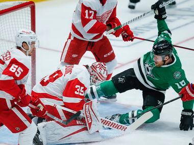 Dallas Stars center Joe Pavelski (16) looks for a rebound off of Detroit Red Wings...