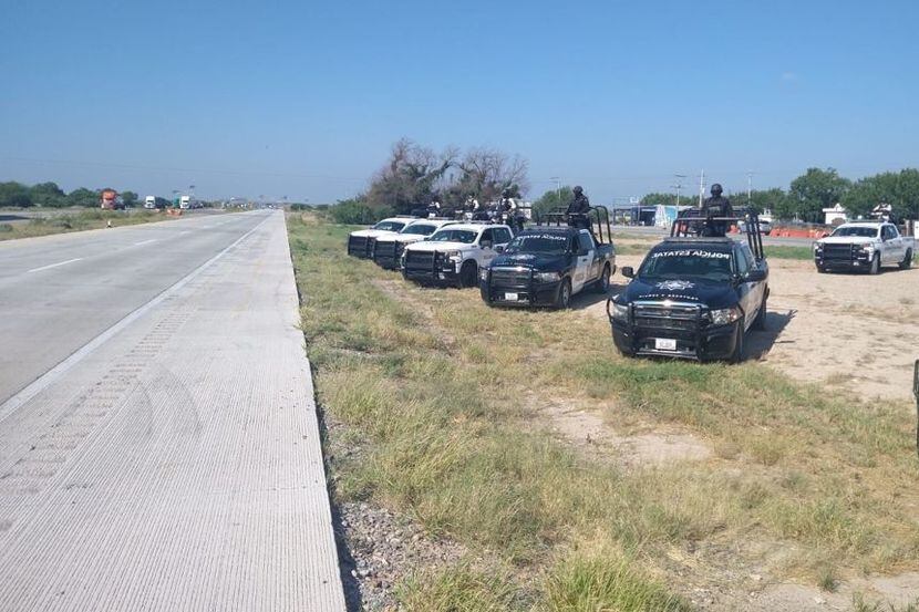 Diversas fuerzas policiales vigilan la carretera de Monterrey a Nuevo Laredo, luego de que...