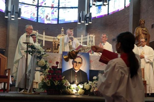 
				Oscar Romero, quien murió asesinado en 1980, es el primer santo salvadoreño. MARIA...