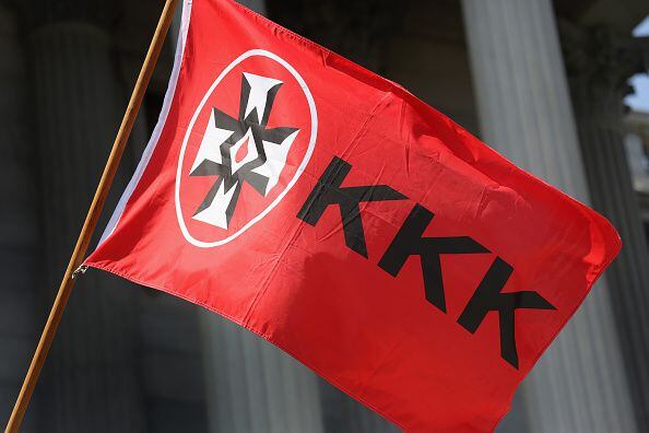 Una bandera del  Ku Klux Klan en South Carolina. Fotos GETTY IMAGES y AP
