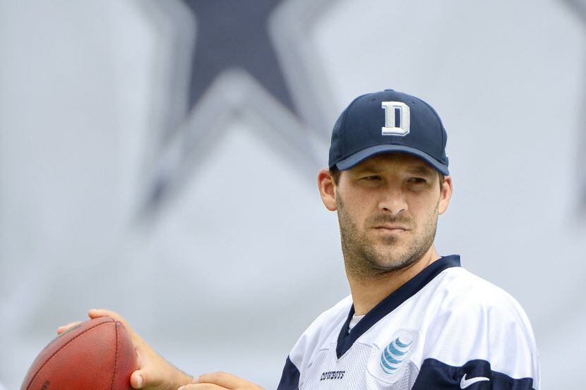 El mariscal de campo de los Cowboys de Dallas, Tony Romo, en el campamento de prácticas del...