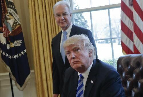 En esta foto de marzo 24 del 2017, el presidente Donald Trump y el Secretario de Salud y...