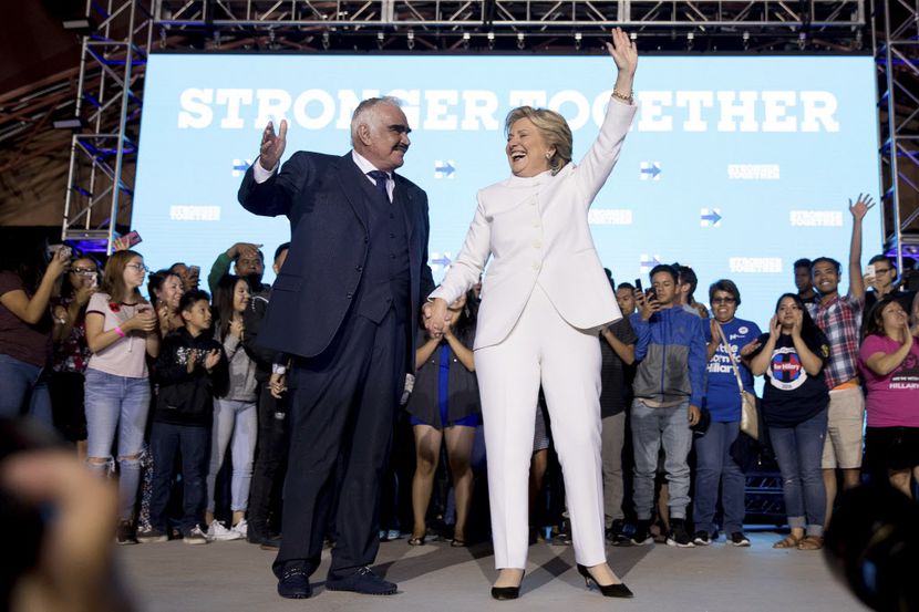 Vicente Fernández y los Tigres del Norte celebraron ayer tras el debate junto con Hillary...