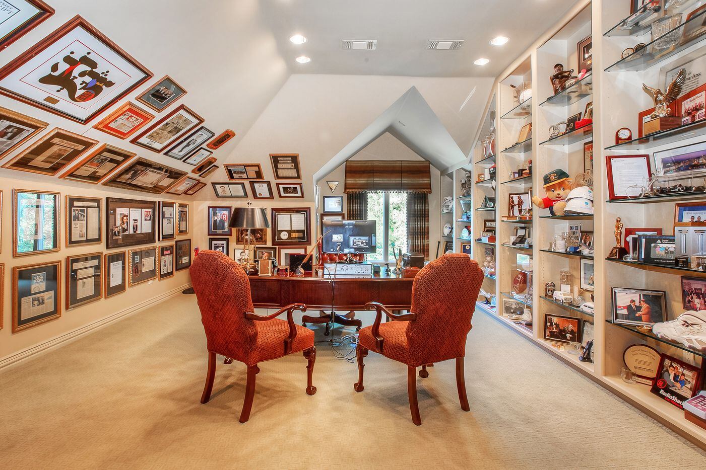 Former RadioShack CEO Len Roberts is auctioning off his 12,000-square-foot Fort Worth estate...