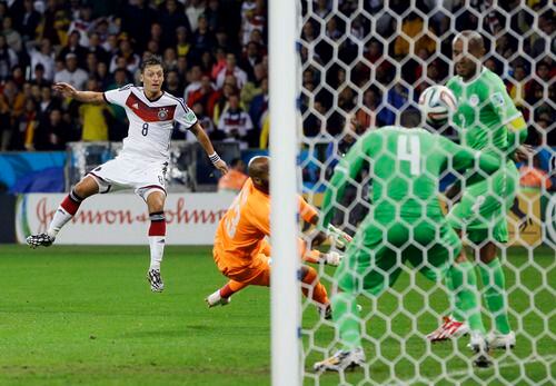 Mesut Ozil se retira de la selección de Alemania por racismo. (AP Photo/Kirsty Wigglesworth)...