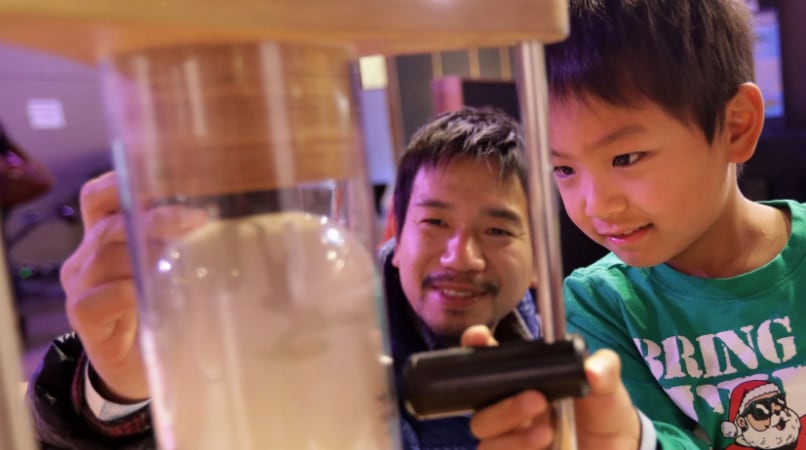 Takamichi Ono, izquierda, y Masato Ono, de 6 años, disfrutan del Sci-Tech Discovery Center...