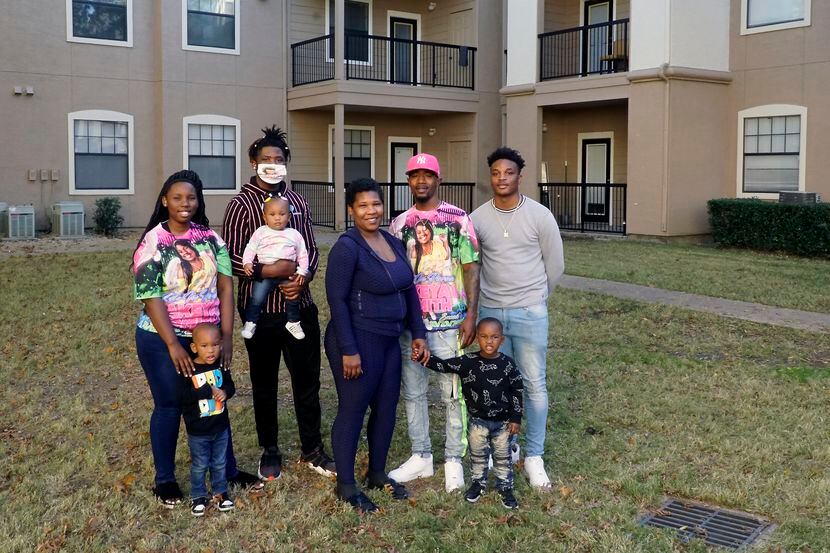 Precious Alex (centro) posa el 18 de noviembre de 2020 junto a sus hijos y nietos en el área...