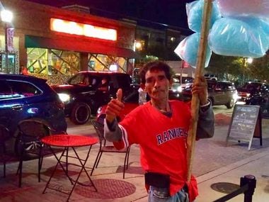 Leobardo Torres Sánchez era conocido en la zona de Deep Ellum como el "Cotton Candy Man", pues era común verlo vendiendo por las noches afuera de los restaurantes de la zona.