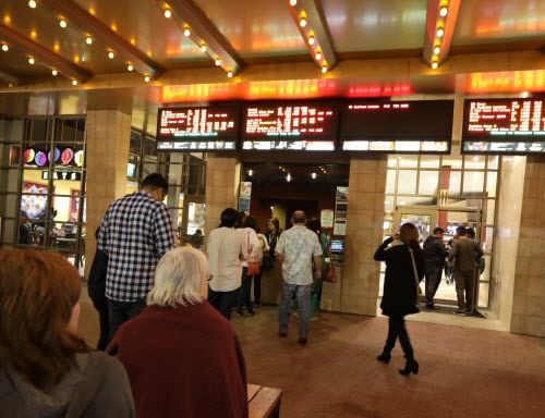 Cinemark no permitirá que los espectadores ingresen con mochilas a las salas de cine. DMN
