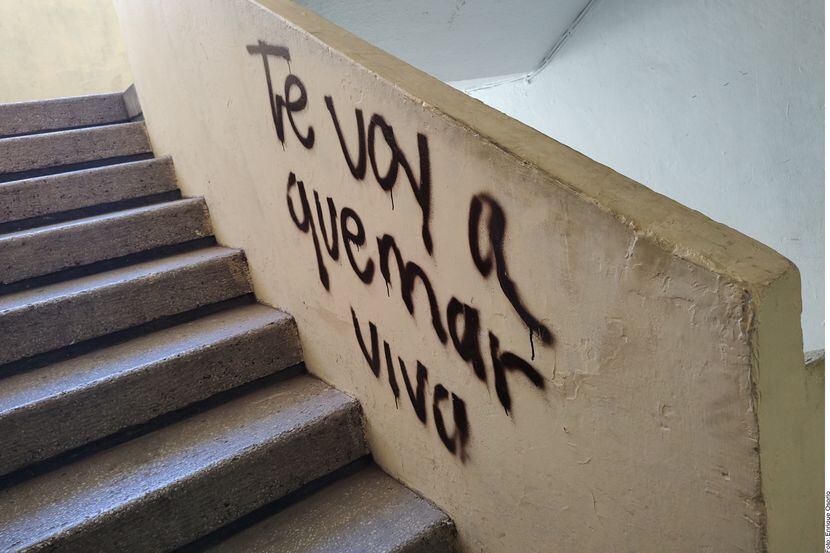 En la escalera del edificio donde vivía Luz Raquel Padilla escribieron la amenaza. Padilla...