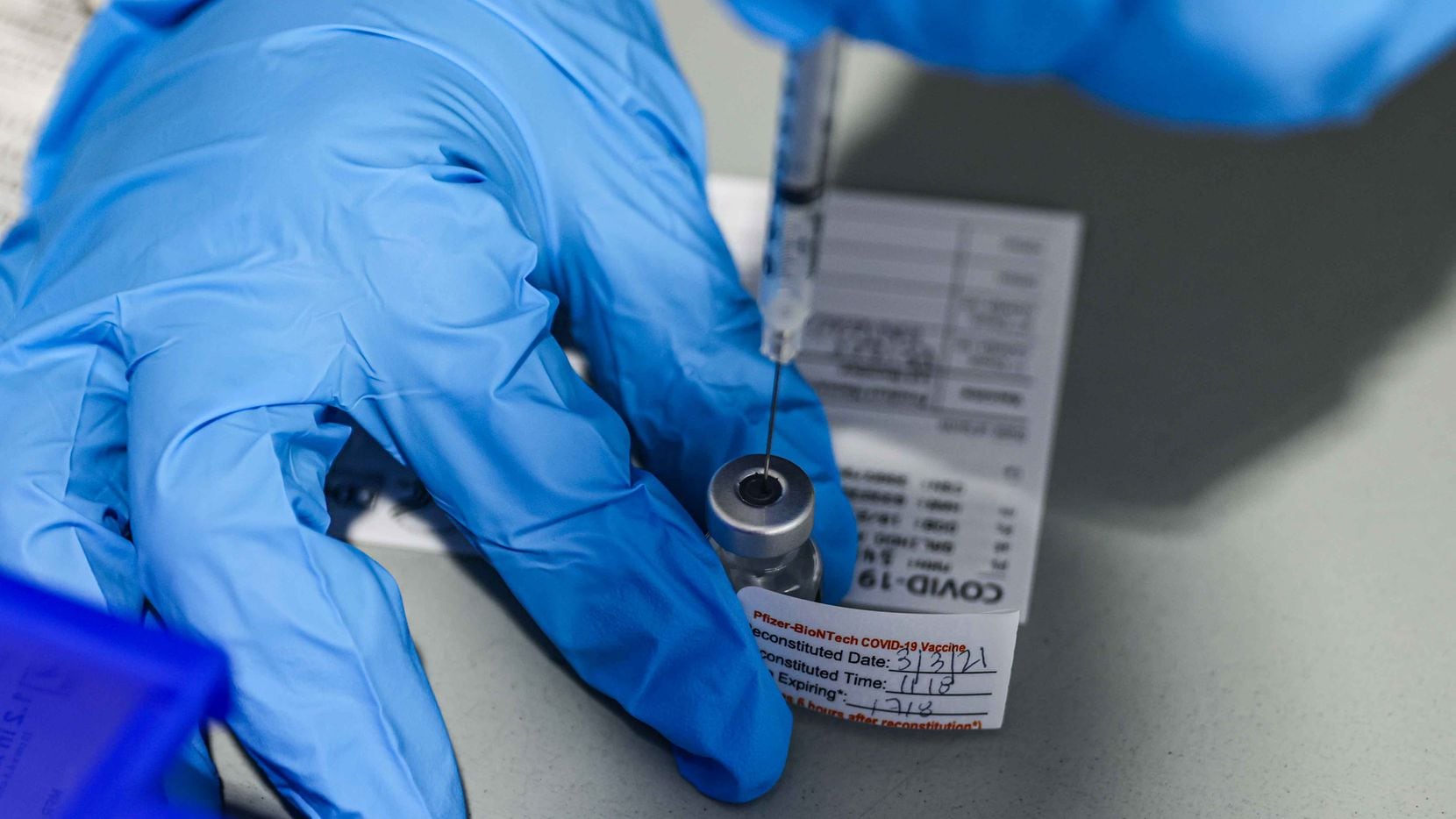 La enfermera Lisa Taylor prepara una jeringa con una dosis de Pfizer-BioNTech, vacuna contra...