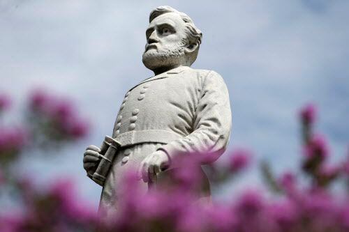 Una estatua de Robert E. Lee, el general del ejército confederado durante la Guerra Civil...
