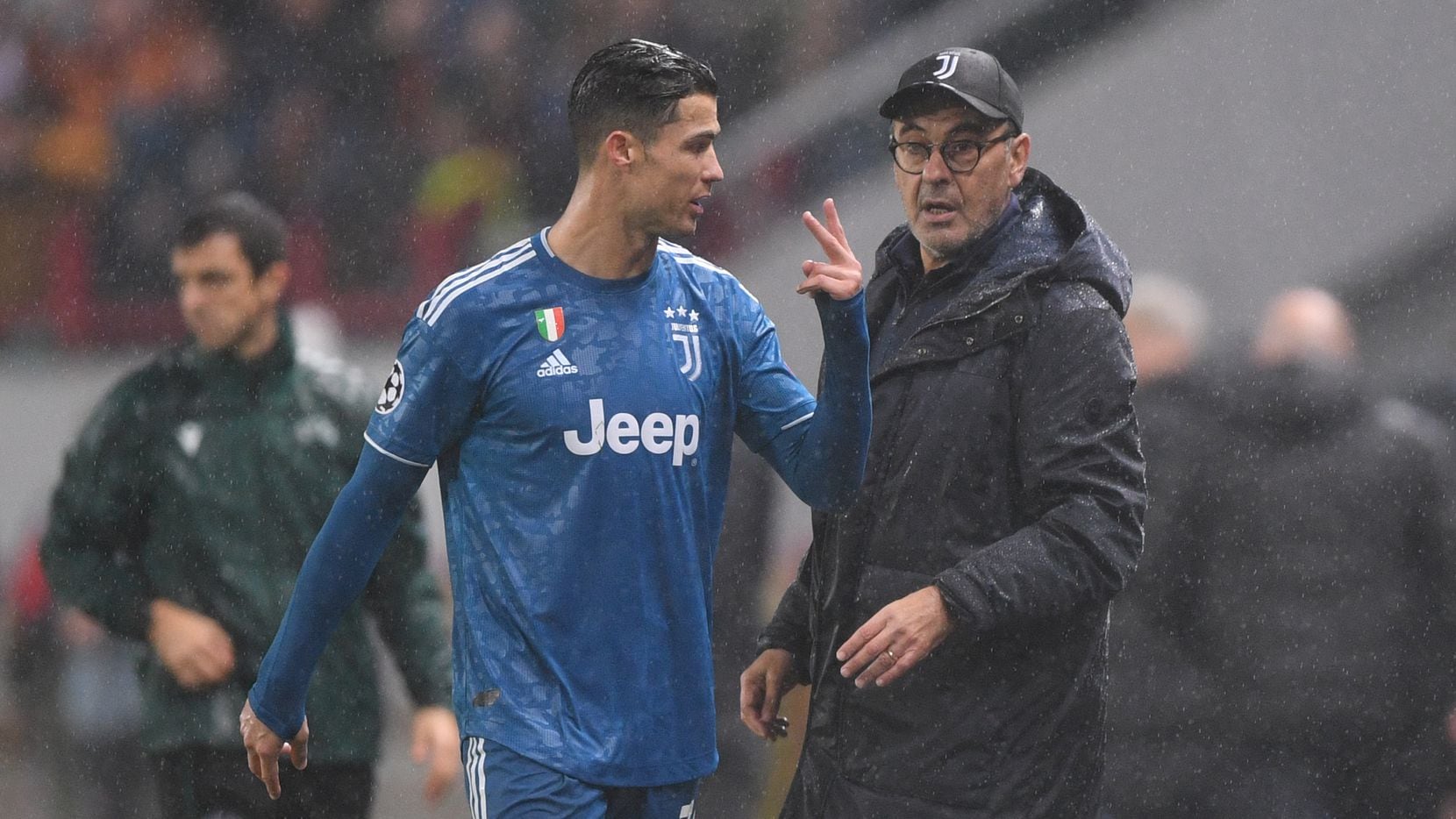 Cristiano Ronaldo se muestra molesto con el entrenador de la Juventus Maurizio Sarri luego...