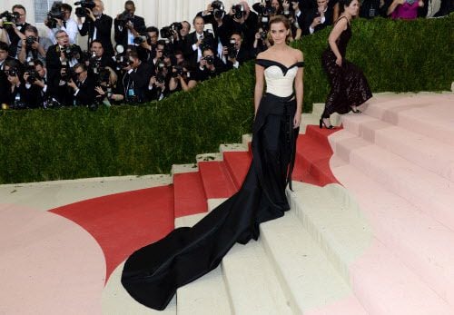 Emma Watson con un traje de Regal Pantsuit destacó en “Manus x Machina: la moda en la era de...