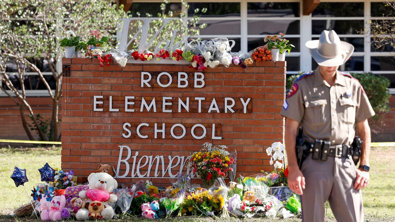 En la entrada de la Escuela Primaria Robb de Uvalde posan peluches y flores en honor a las...