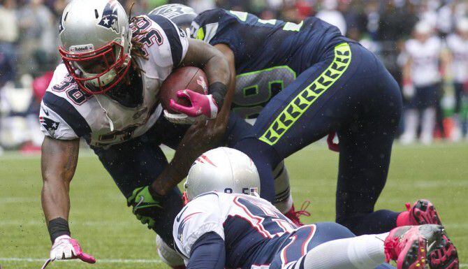 Brandon Bolden (38) y los Patriots intentarán superar la presión de la defensiva de los...