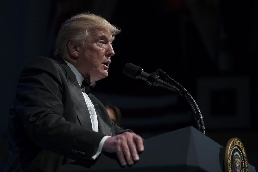 El presidente Donald Trump habla en la Gala Anual del Teatro Ford en Washington, el domingo...