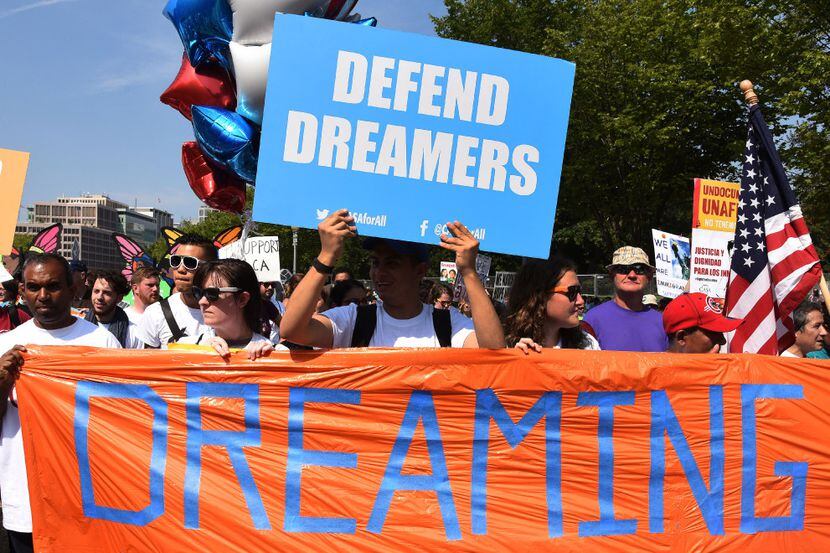 Manifestantes piden que no se corte el programa DACA que protege a dreamers, en una protesta...